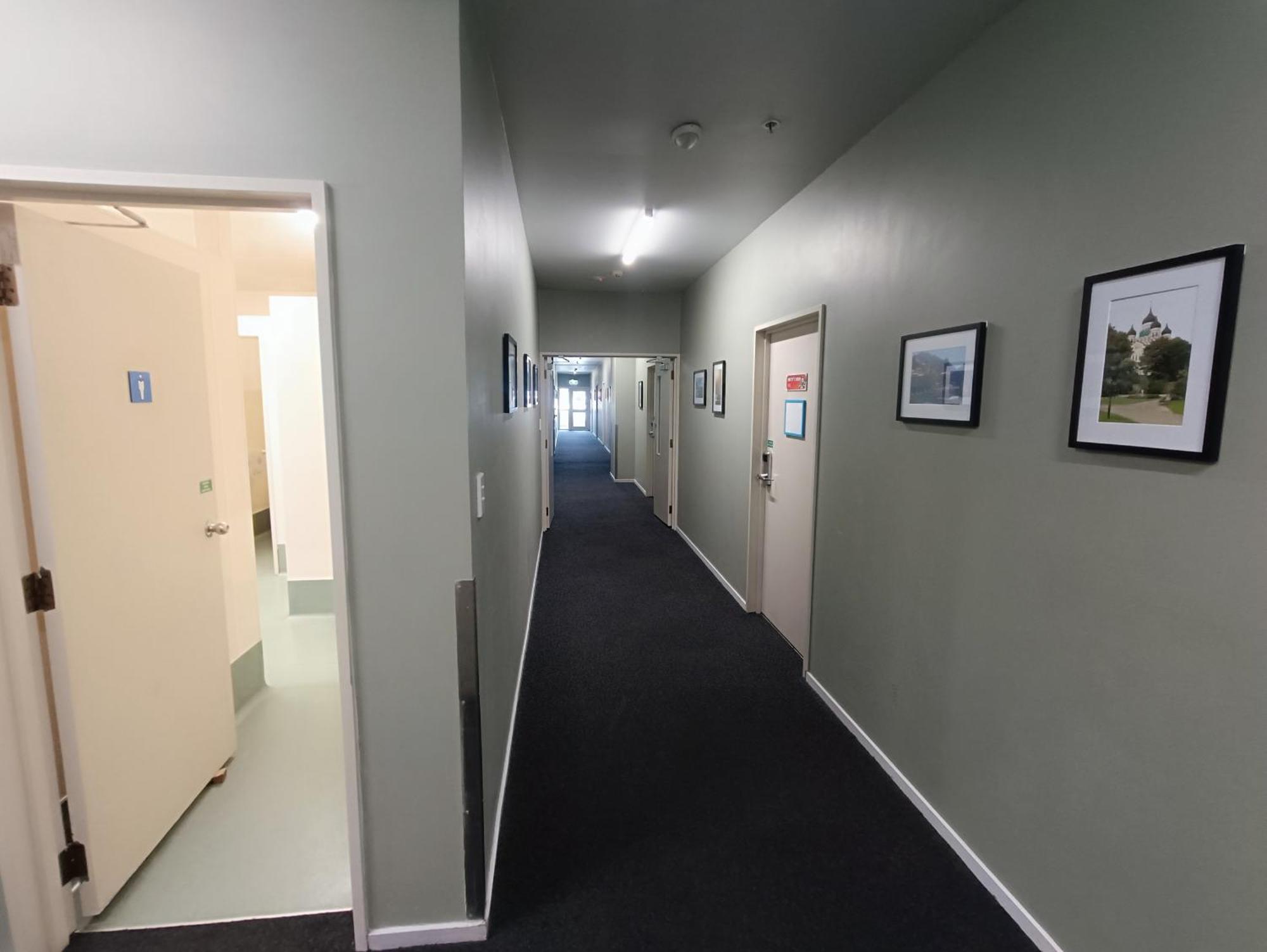 基督城 乌尔班兹旅舍旅舍 外观 照片 A corridor at the University of Waikato's E H Turbott Residence